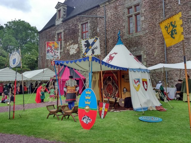 Campement médiéval au château de Comper