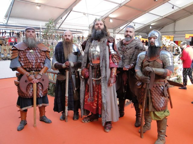 Le Roi Arthur entouré de ses fidèles chevaliers devant la scène de djbanimation